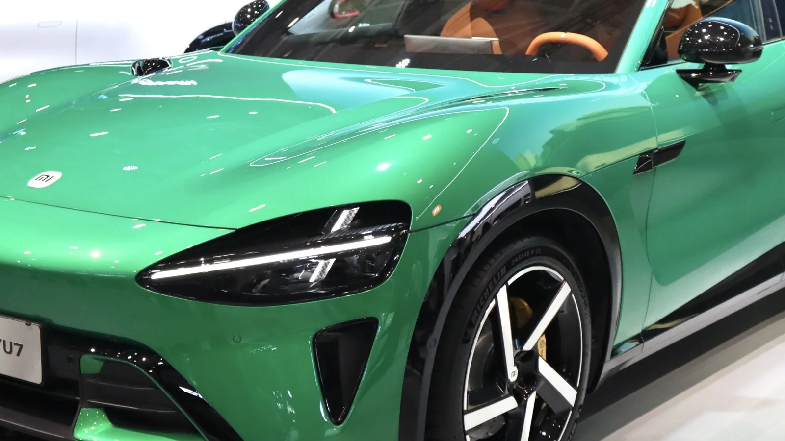 Xiaomi YU7 électrique de couleur verte, vue de trois quarts avant, exposée au salon automobile de Shenzhen 2025